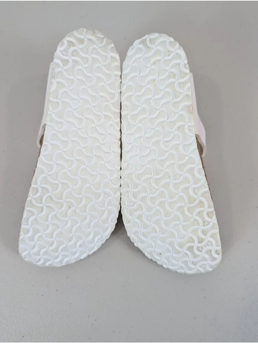Birkenstock Gizeh flower kid's sandals with white thong feature size 3